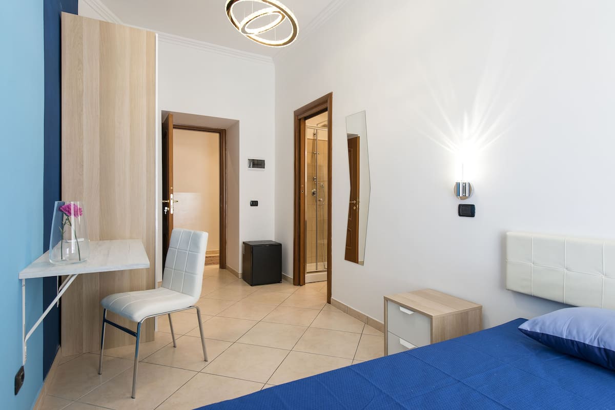 Minibar, caja fuerte, sistema de insonorización y wifi gratis