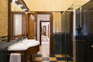 Shower, free toiletries, hair dryer, bathrobes - Lorenz Suites (Rome)