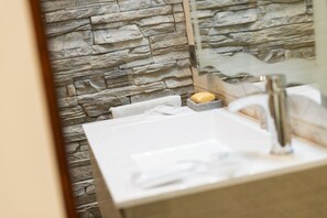 Dusche, kostenlose Toilettenartikel, Haartrockner, Bademäntel