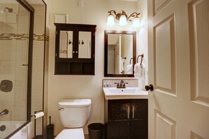 Apartment, 1 Schlafzimmer | Badezimmer | Handtücher, Shampoo