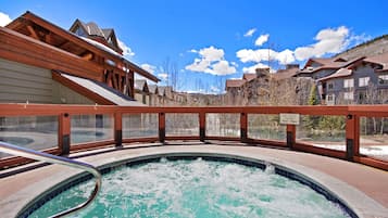 Condo, 2 habitaciones | Tina de hidromasaje al aire libre