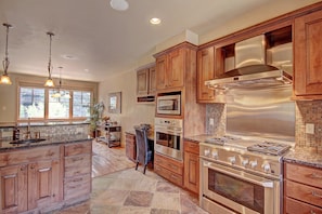 Townhome, 4 Bedrooms | Private kitchen