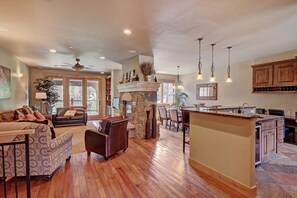 Casa de ciudad, 4 habitaciones | Área de sala de estar | Televisión, reproductor de DVD y estéreo 