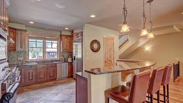 Casa de ciudad, 4 habitaciones | Cocina privada | Refrigerador con congelador, microondas, horno y parrilla de estufa