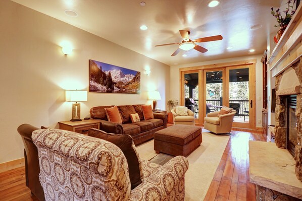 Casa de ciudad, 4 habitaciones | Área de sala de estar | Televisión, reproductor de DVD y estéreo 