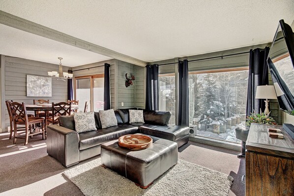 Condo, 3 Bedrooms | Living area