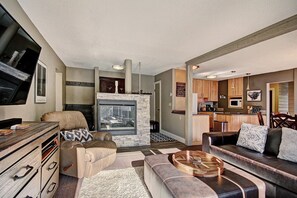 Condo, 3 Bedrooms | Living area