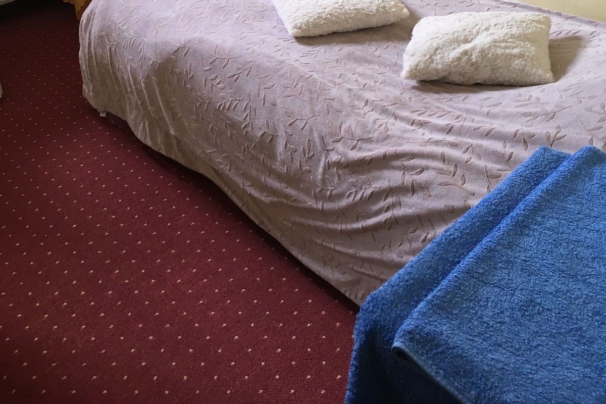 Habitación individual económica | Wifi gratis y ropa de cama