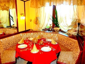 朝食 (ビュッフェ)、毎日提供 (1 名様 12 EUR)