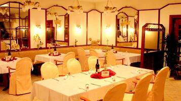 Sarapan bufet setiap hari (EUR 12 seorang)