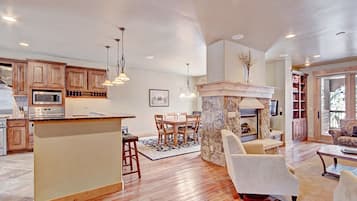 Casa de ciudad, 4 habitaciones | Cocina privada | Refrigerador con congelador, microondas, horno y parrilla de estufa