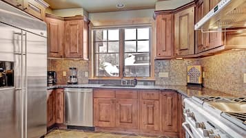 Casa de ciudad, 4 habitaciones | Cocina privada | Refrigerador con congelador, microondas, horno y parrilla de estufa