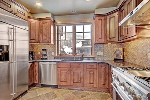 Townhome, 4 Bedrooms | Private kitchen