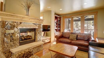 Casa de ciudad, 4 habitaciones | Área de sala de estar | Televisión de pantalla plana y estéreo