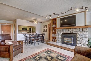 Condo, 1 Bedroom | Living area