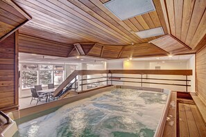 Bañera de hidromasaje interior