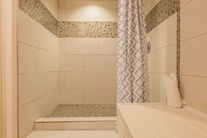 Condo, 2 habitaciones | Baño | Secadora de cabello, toallas, shampoo