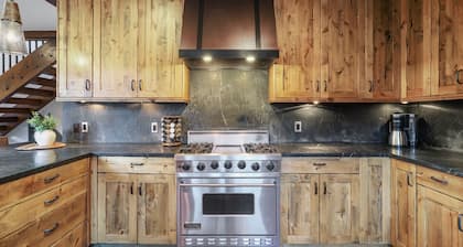 Incredible Executive Private Pet Friendly Home - LR902 by RedAwning