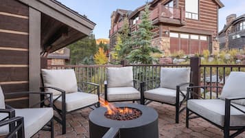 House, 5 Bedrooms | Balcony