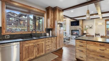 House, 5 Bedrooms | Private kitchen | Full-size fridge, microwave, oven, stovetop