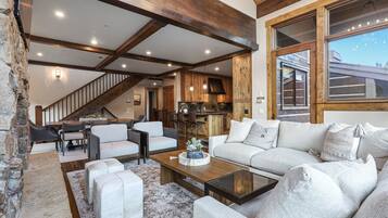 House, 5 Bedrooms | Living room | Flat-screen TV, DVD player