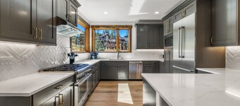 Beautiful Executive Ski-In Ski-Out Rooftop Hot tub - LR962 by RedAwning