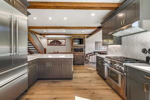 House, 4 Bedrooms | Private kitchen | Fridge, oven, coffee/tea maker, toaster