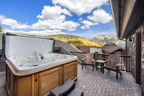 House, 4 Bedrooms | Outdoor spa tub