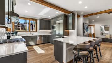 Casa, 4 habitaciones | Cocina privada | Refrigerador, horno, cafetera y tetera y tostadora