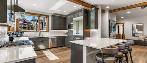 House, 4 Bedrooms | Private kitchen