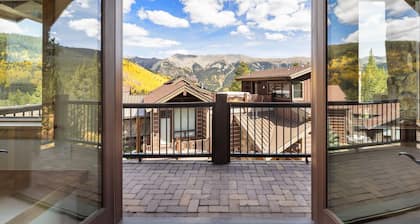 Beautiful Executive Ski-In Ski-Out Rooftop Hot tub - LR962 by RedAwning