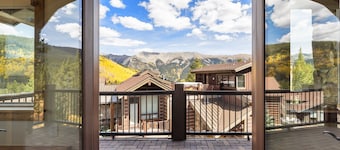 Beautiful Executive Ski-In Ski-Out Rooftop Hot tub - LR962 by RedAwning