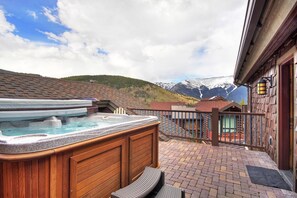 House, 4 Bedrooms | Outdoor spa tub