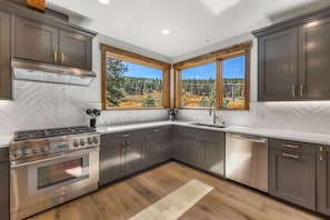 House, 4 Bedrooms | Private kitchen | Fridge, oven, coffee/tea maker, toaster