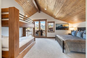 House, 4 Bedrooms | 4 bedrooms, laptop workspace, iron/ironing board, free WiFi