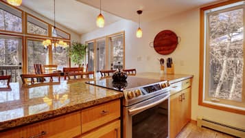 Condo, 2 chambres | Cuisine privée | Réfrigérateur grande capacité avec congélateur, four à micro-ondes