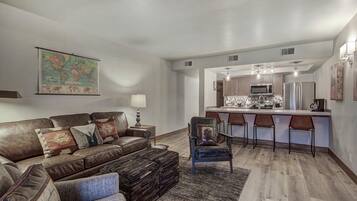 Appartement, 2 slaapkamers | Woonkamer | Een smart-tv