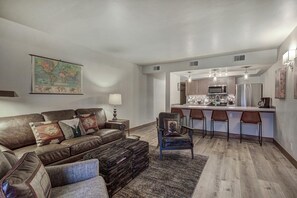 Condo, 2 habitaciones | Sala de estar | Smart TV