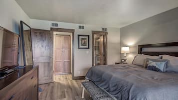 Appartement, 2 slaapkamers | 2 slaapkamers, een bureau, een laptopwerkplek