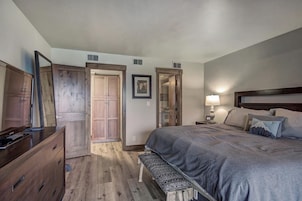 2 habitaciones, escritorio y espacio para trabajar con laptop 