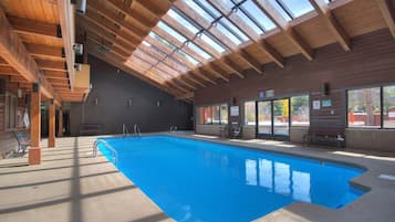 Appartement, 2 slaapkamers | Binnenzwembad | Een binnenzwembad, een buitenzwembad