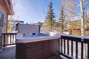 House, 3 Bedrooms | Outdoor spa tub