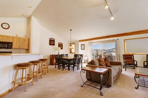 ハウス 3 ベッドルーム | リビング エリア | 薄型テレビ