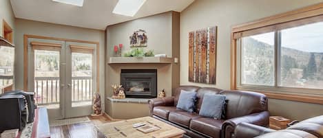 コンドミニアム 2 ベッドルーム | リビング エリア | テレビ、DVD プレーヤー