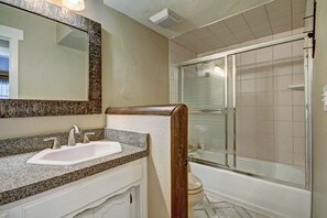 Appartamento, 2 camere da letto, vasca da bagno (A308 Lake Cliffe) | Bagno