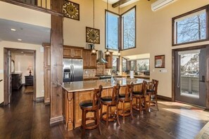 House, 5 Bedrooms | Private kitchen | Fridge, oven, coffee/tea maker, toaster