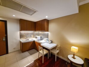 Grand Deluxe Double Suite | Private kitchen | Fridge, microwave, stovetop, coffee/tea maker - Grand Garden Hotel & Residence (Ban Chang)