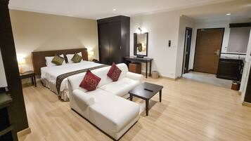 Studio Double Suite | Minibar, brankas, meja kerja, dan tirai kedap cahaya