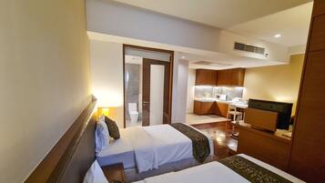 Grand Deluxe Double Suite | Minibar, caja fuerte, escritorio y cortinas opacas