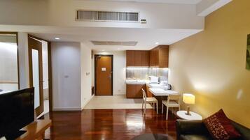 Grand Deluxe Double Suite | Living area | Flat-screen TV